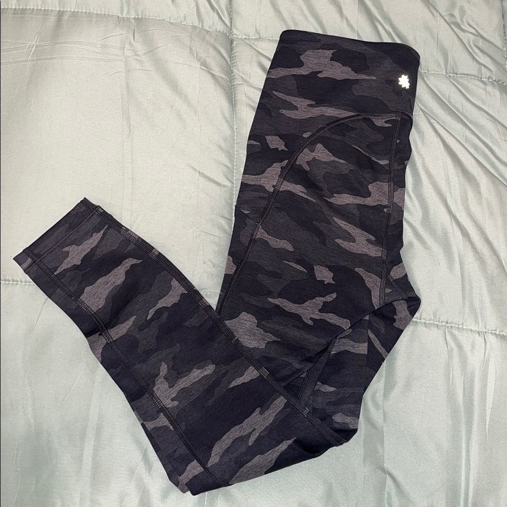 NWOT Athleta Ultimate Stash Pocket Camo 7/8 Leggings